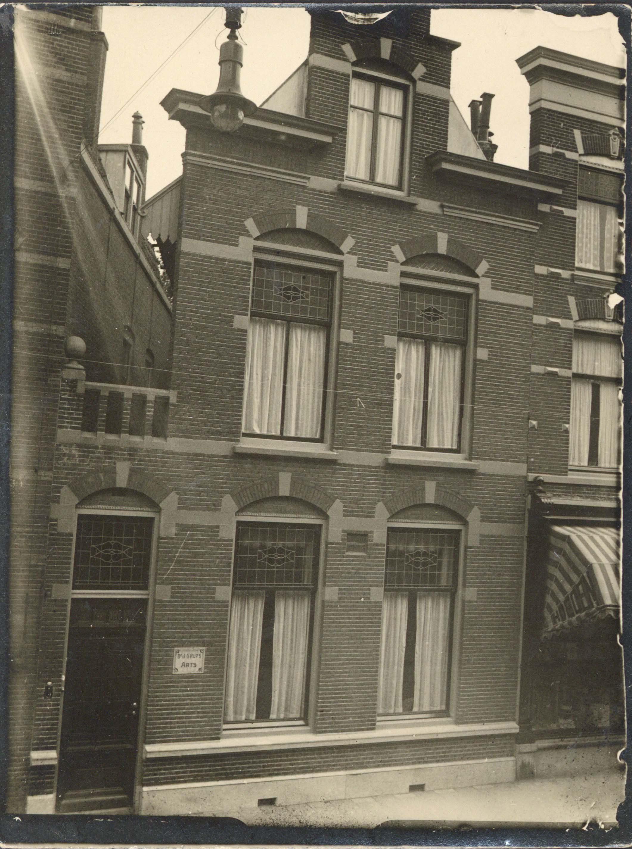 Edith Beek groeide op aan de Lange Tiendeweg, tegenover de boekwinkel.